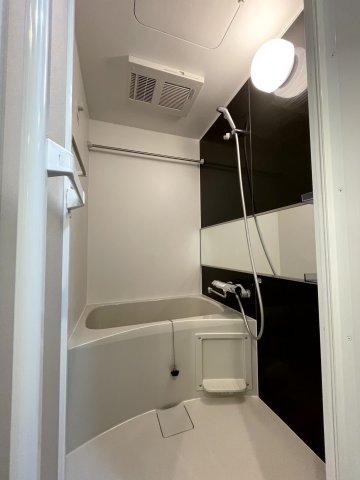 バス・シャワールーム　落ち着いた空間のお風呂です