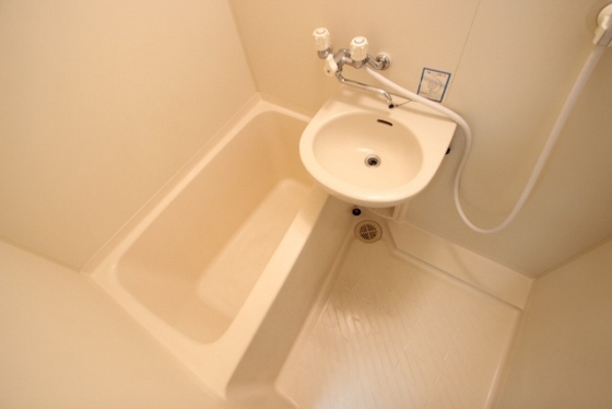 バス・シャワールーム　※別部屋の写真です