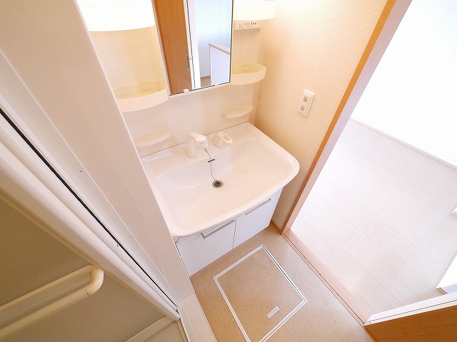 洗面設備　独立洗面台、朝の身支度には欠かせません