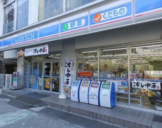 コンビニ　ローソン新宿坂町店（コンビニ）まで137m