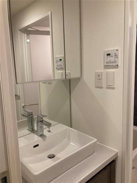 洗面設備　ゆったりとスペースのある洗面所