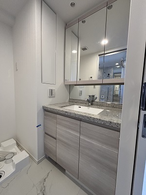 洗面設備　広々とした独立洗面化粧台