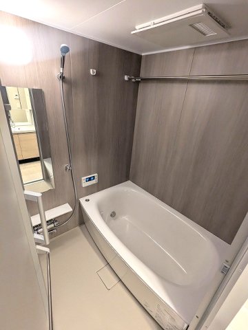 バス・シャワールーム　追焚オートバス、浴室換気乾燥機、物干しバー2本付で重い布団や