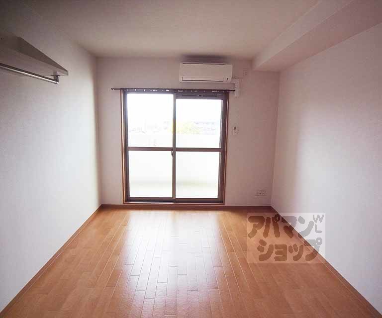 居室・リビング　８帖の洋室です。