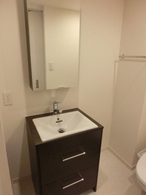 洗面設備　お洒落な独立洗面台。