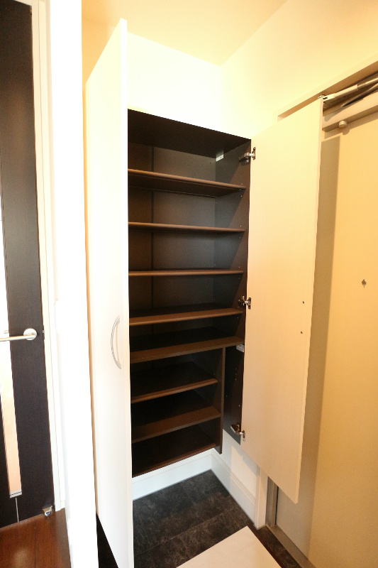 その他設備　トールタイプのシューズボックス。