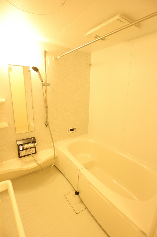 バス・シャワールーム　足を伸ばして入浴できる浴槽です。