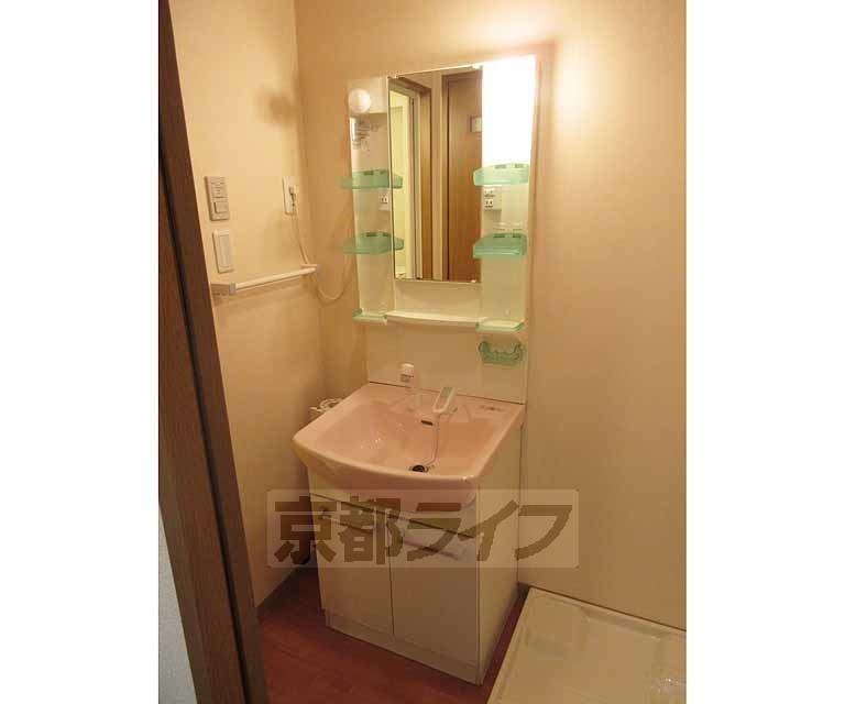 洗面設備　両サイドのいは物置スペースがあります！