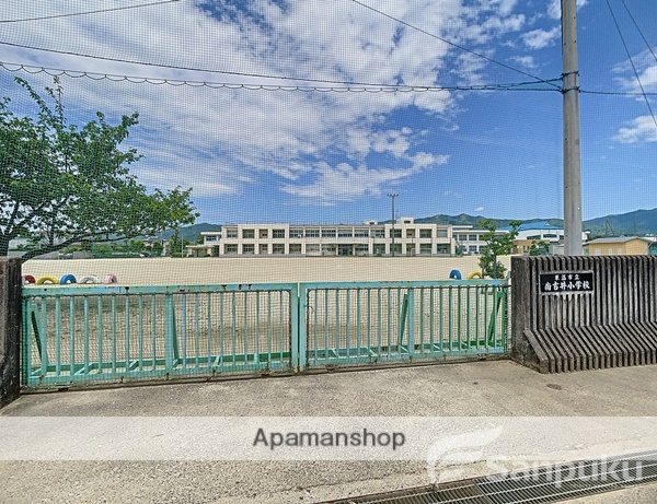 小学校　南吉井小学校（小学校）まで870m