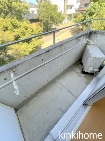 バルコニー　※写真は別号室。現況優先