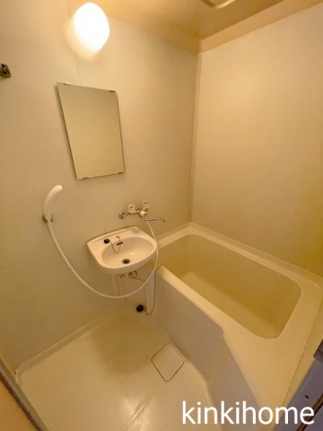 バス・シャワールーム　※写真は別号室。現況優先