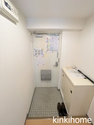 玄関　※写真は別号室。現況優先