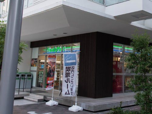 コンビニ　ファミリーマート台東四丁目店（コンビニ）まで1m