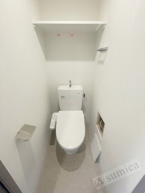 トイレ　人気アイテムの温水洗浄便座。清潔感のあるトイレです。