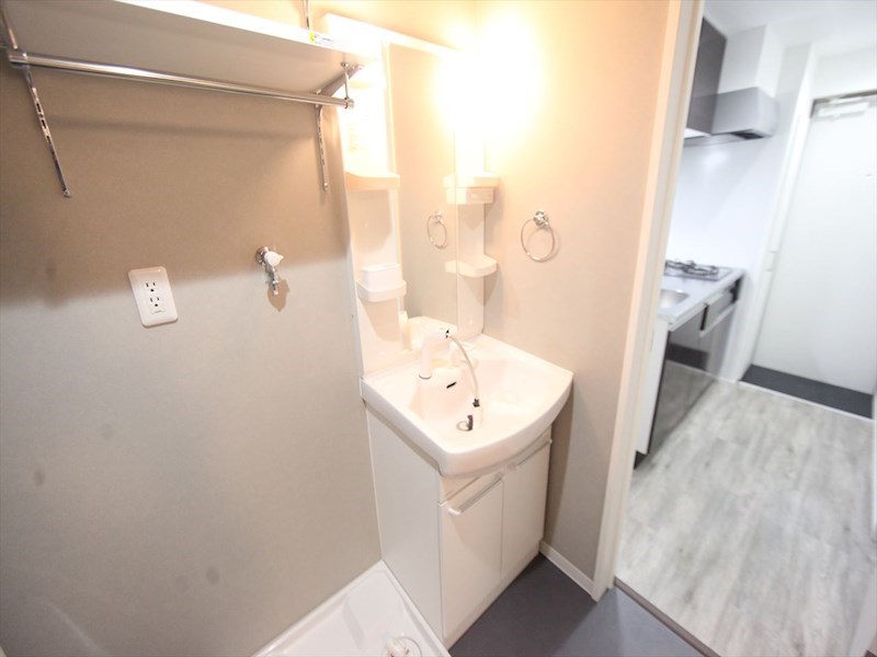 洗面設備　脱衣所　独立洗面台（シャンプードレッサー付）収納スペース有