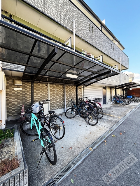 その他共有部分　屋根付きの駐輪場で雨の日も安心♪