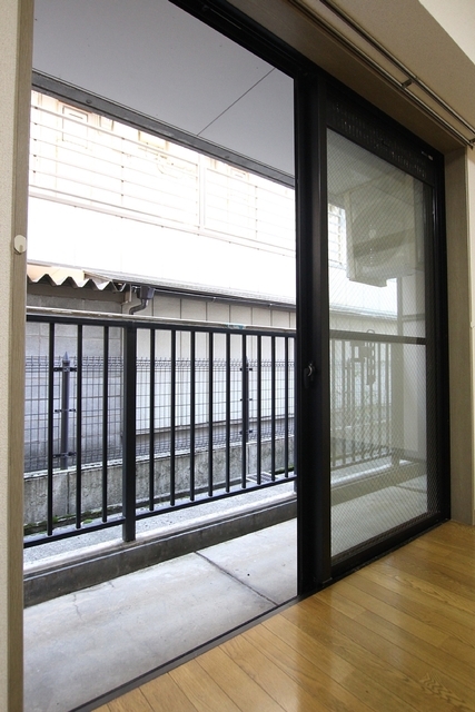 バルコニー　※床の色は白です