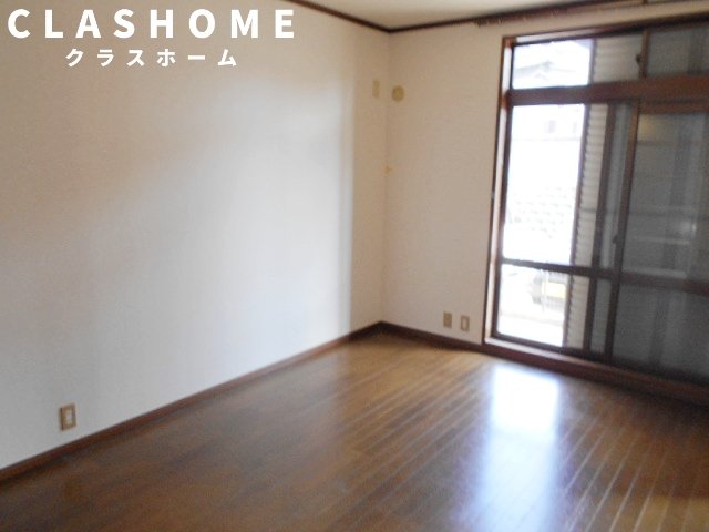 居室・リビング　同物件の別部屋になります。