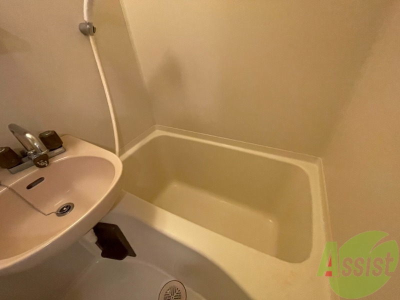 バス・シャワールーム　浴室はこちらのユニットバスです。一日の疲れを癒しましょう。