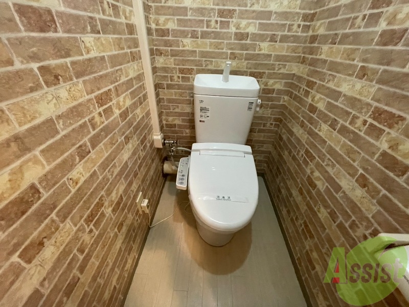 トイレ　トイレはこちらのウォシュレット付きになりますね。