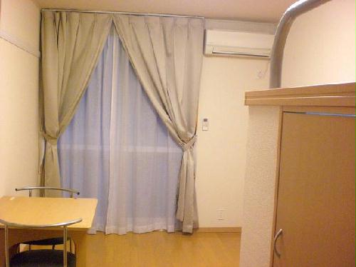 居室・リビング　テーブルは折りたためます。