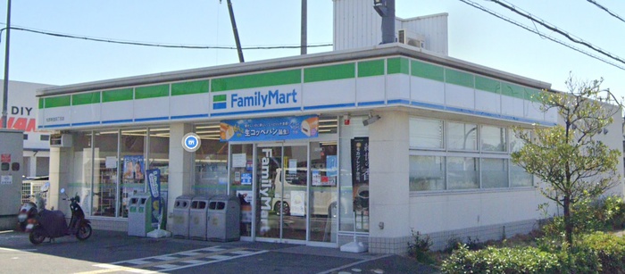 コンビニ　ファミリーマート（コンビニ）まで1300m