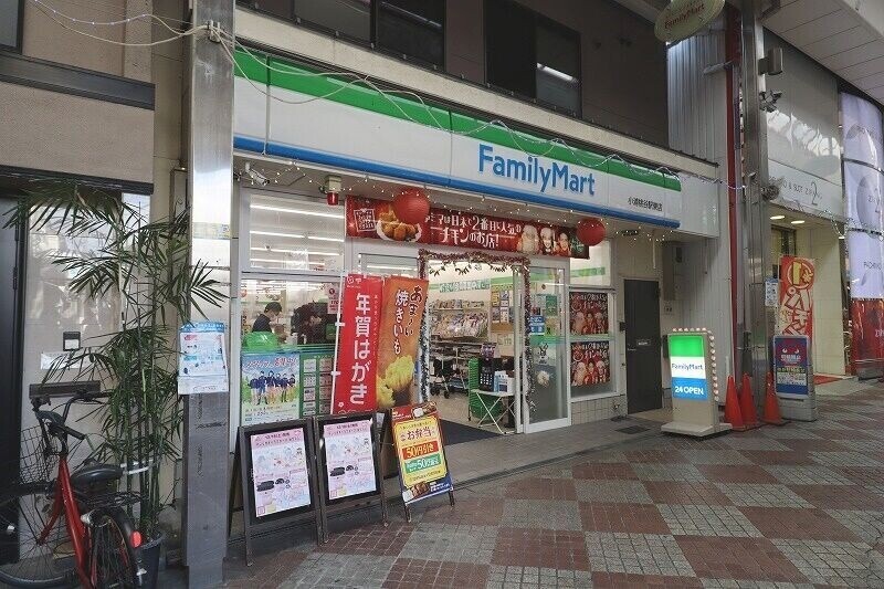 コンビニ　ファミリーマート小浦桃谷駅東店（コンビニ）まで246m