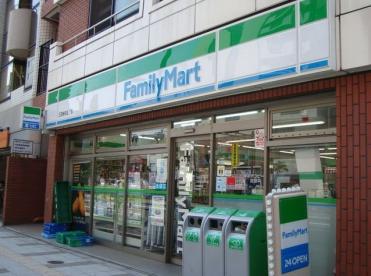 コンビニ　ファミリーマート三田桜田通り店（コンビニ）まで77m