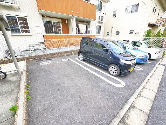 駐車場　駐車場に車を止められます