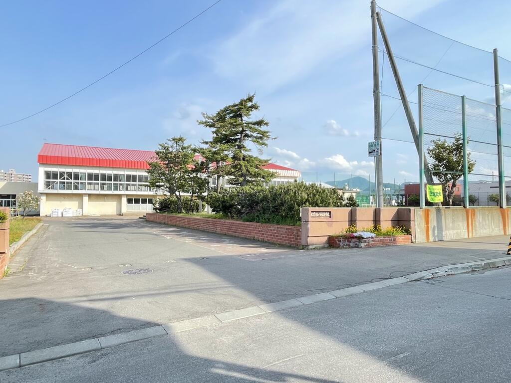 中学校　札幌市立八軒東中学校（中学校）まで597m