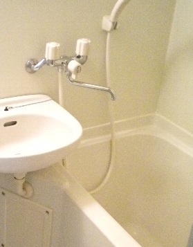 バス・シャワールーム　バスルームです