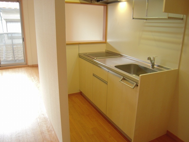 キッチン　反転した間取りの室内写真です