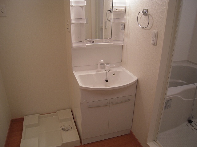 洗面設備　反転した間取りの室内写真です