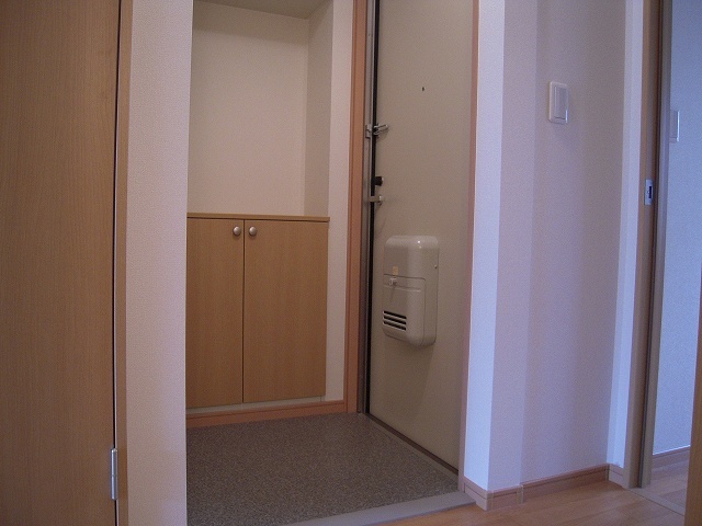 玄関　反転した間取りの室内写真です