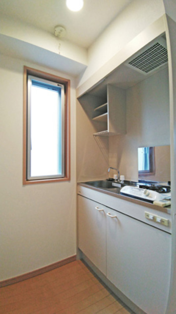 キッチン　横に窓のあるキッチン