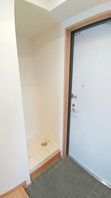 その他設備　玄関横洗濯機置き場