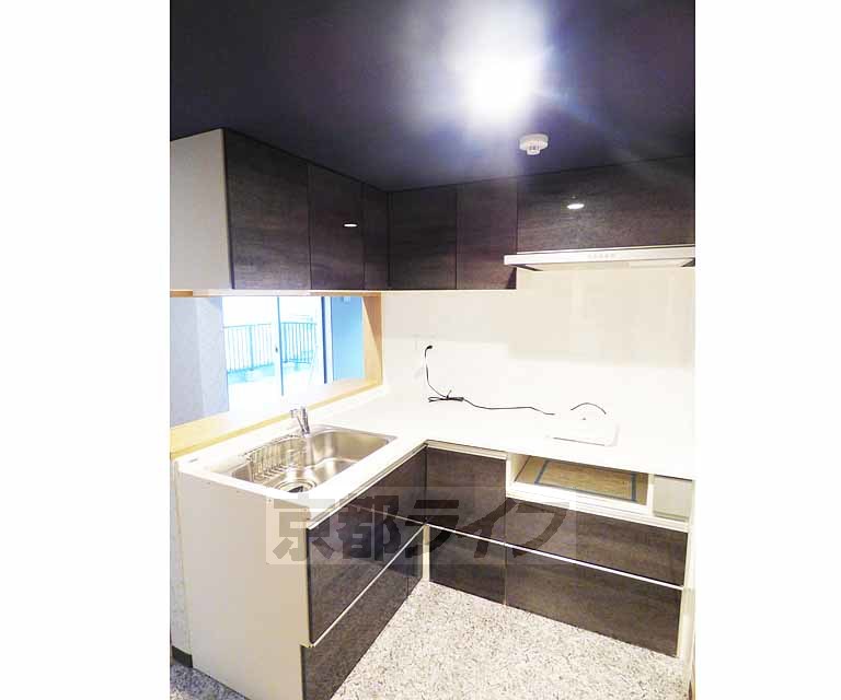 キッチン　Ｌ字型のシステムキッチンです。