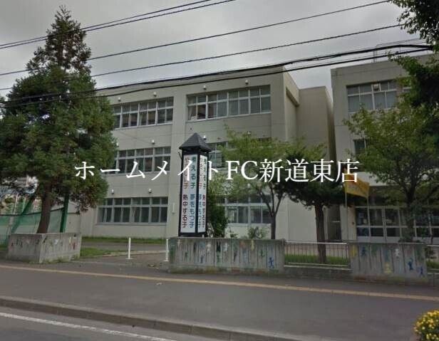 小学校　札幌市立和光小学校（小学校）まで882m