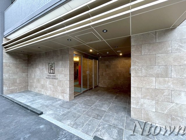 洗面設備　独立洗面台、小物を置くことができて便利です