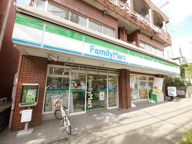 コンビニ　ファミリーマートたまプラーザ店（コンビニ）まで330m