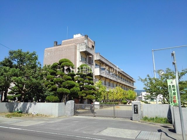 小学校　丸亀市立城辰小学校（小学校）まで673m