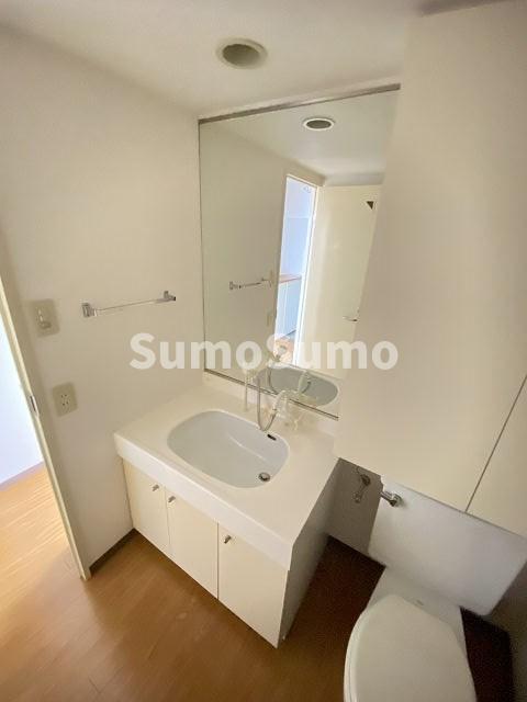 洗面設備　明るい洗面所です