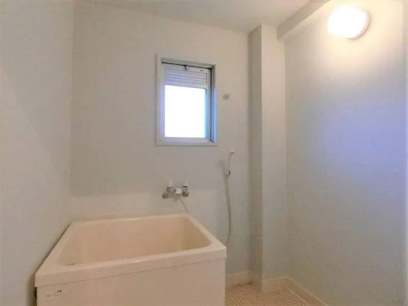 バス・シャワールーム　浴室に窓があり換気もバッチリ。