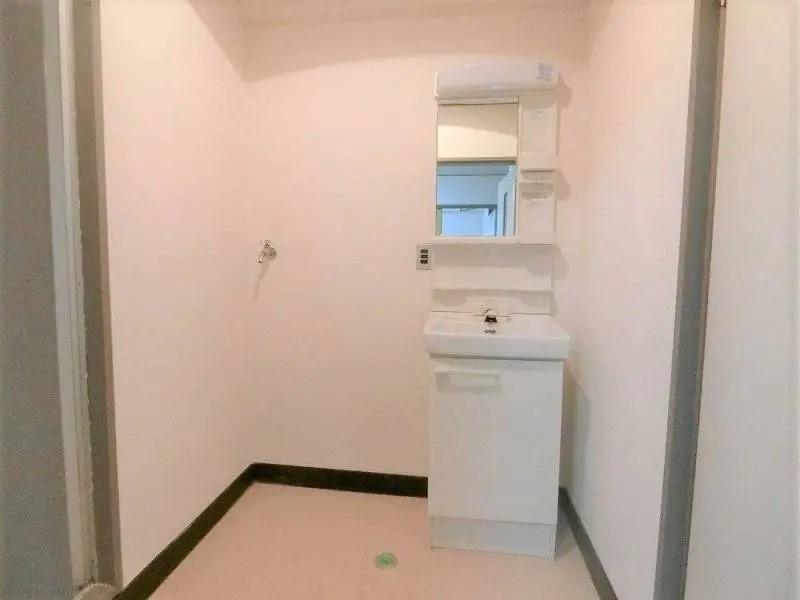 洗面設備　独立洗面化粧台と室内洗濯機置き場