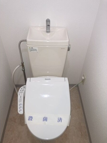 トイレ　※写真は同じマンションの違う部屋のものになります。