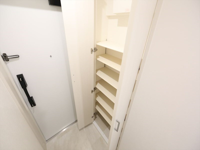 玄関　玄関　シューズボックス付（収納充実してます）