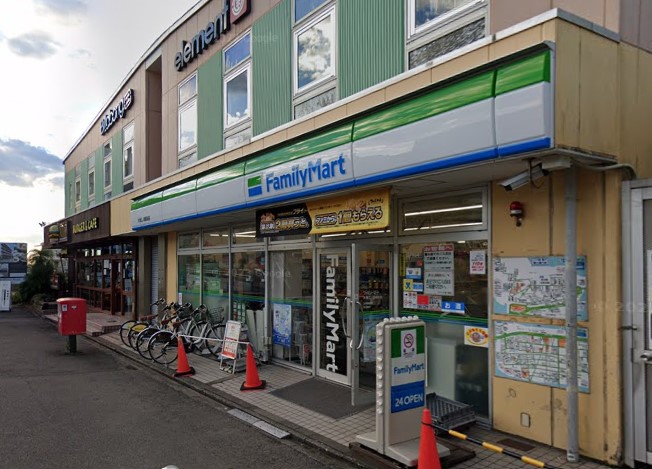 コンビニ　ファミリーマート（コンビニ）まで557m