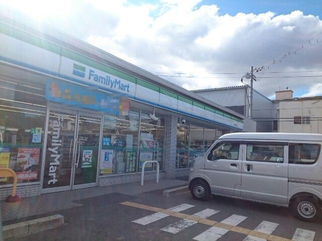 コンビニ　ファミリーマート様（コンビニ）まで800m