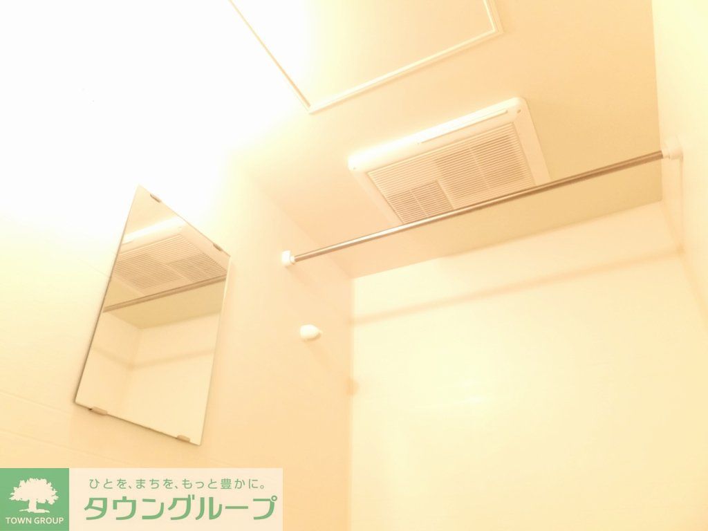 洗面設備　浴室換気乾燥機付きなので雨の日のお洗濯も安心です。