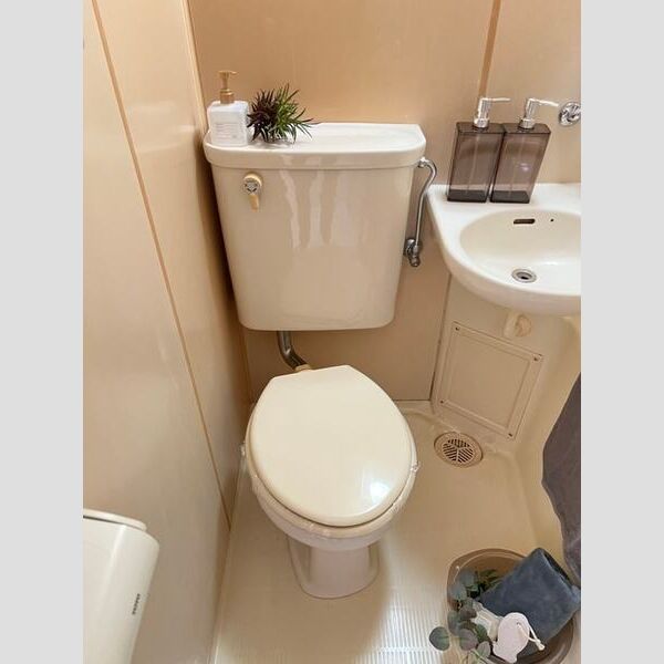 トイレ　別号室の写真です。ご参考までに